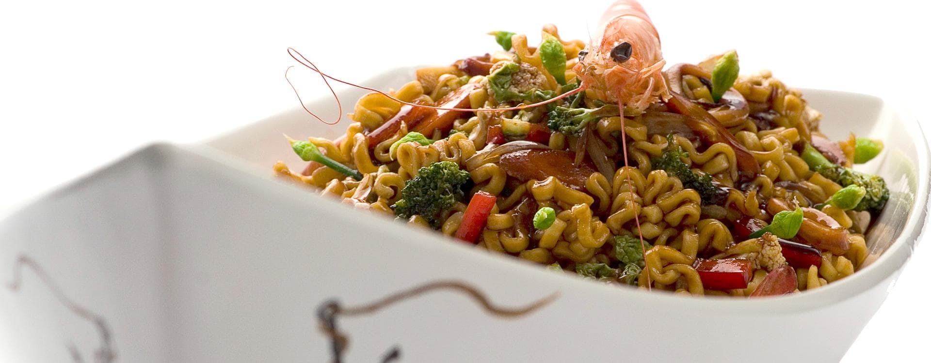 Nissin Yakissoba 500g: Prepare o macarrão de acordo com as instruções da embalagem. Montagem do prato tradicional: Coloque o macarrão em uma travessa, acrescente os frutos do mar e os legumes, misture bem e sirva. Montagem do prato frito: Em uma frigideira grande ou panela Wok, frite o macarrão em fogo alto com um pouco de óleo de soja ou óleo de gergelim até ficar levemente tostado. Coloque o macarrão em uma travessa de serviço. Acrescente os frutos do mar e os legumes, misture bem e sirva. Dicas de Legumes: 2 cenouras médias, 2 cebolas médias, 1 pimentão, 1/4 de couve flor (média), 1/4 de brócolis (médio), 1/4 de repolho (médio) e 5 folhas de acelga.